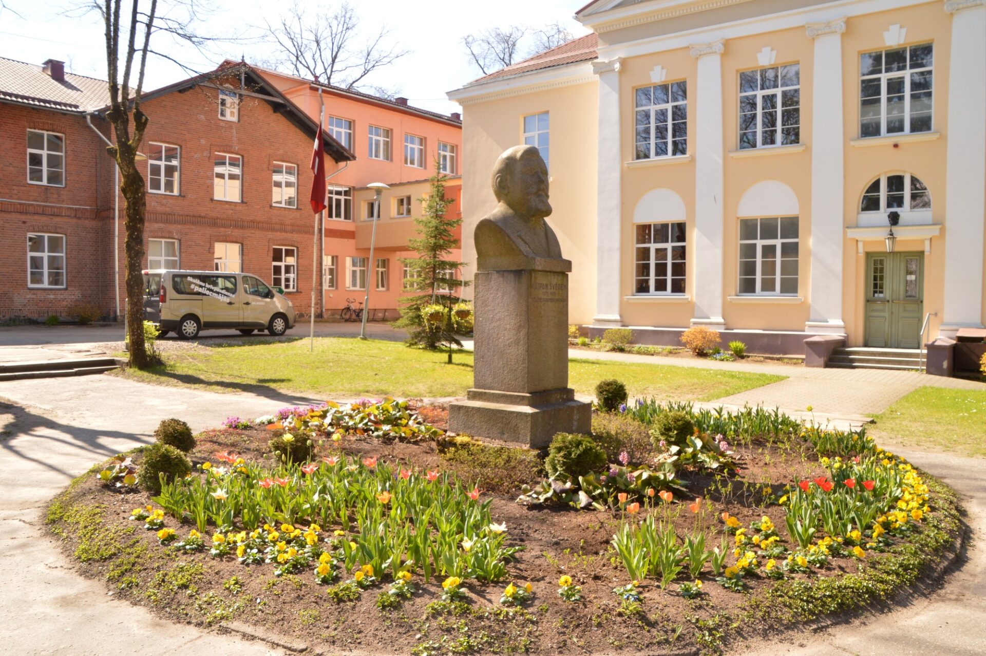 Valmieras Gaujas krasta vidusskola – attīstības centrs, P. Rozīša iela 5, Valmiera